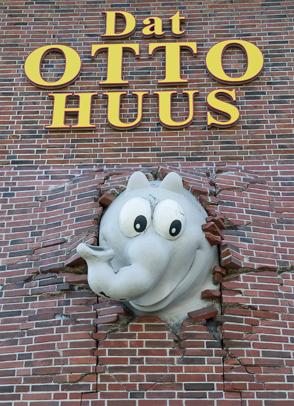 Skulptur D35_5882 als Smart-Objekt-1 TEST.jpg - Dann mitten in Emden das, typisch Otto.